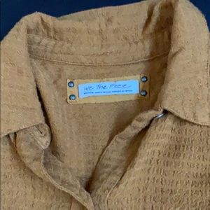 Super soft FREE PEOPLE button shirt like new!